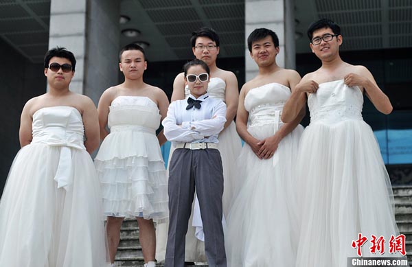 性别不分图片:湖南高校另类毕业照：女扮新郎男扮新娘