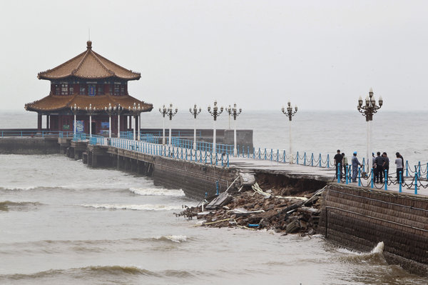 栈桥青岛图片:青岛百年栈桥受暴雨突袭坍塌