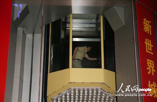 区域发生图片:上海市中心区域大面积停电多人被困电梯内
