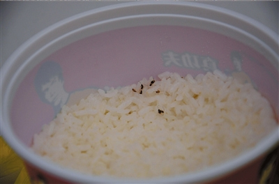 真功夫米饭被指吃出蟑螂餐厅启动自查自检