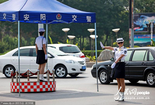 安阳市河南省图片:河南女协警换夏装及膝短裙配白靴似空姐