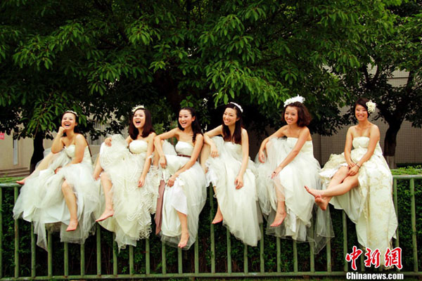 锦江婚纱图片:姐妹，毕业那天我们一起穿上婚纱