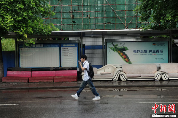 沙发乘客图片:重庆现“豪华”公交站乘客等车可坐沙发休息