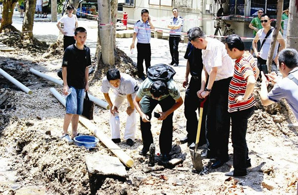 炮弹挖出图片:武汉工地惊现“化学炮弹”扑哧哧直冒白烟