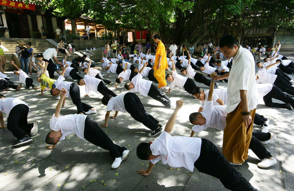 环法选手遇比基尼诱惑学生暑期受训少林寺