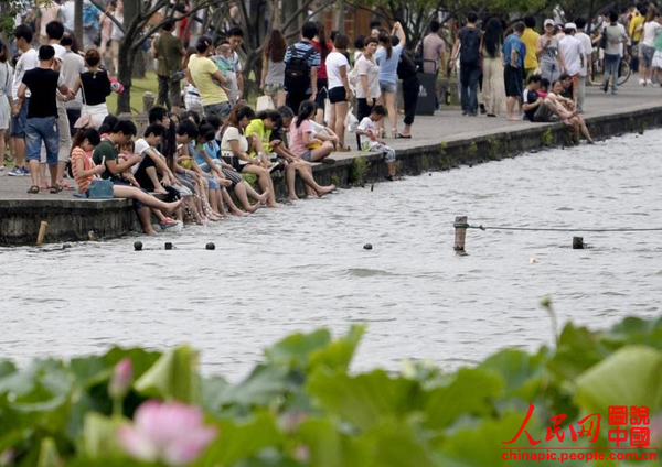 大煞风景杭州市图片:杭州西湖成了“洗脚池”大煞风景