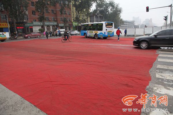 路面地毯图片:西安建国门外铺红地毯防扬尘