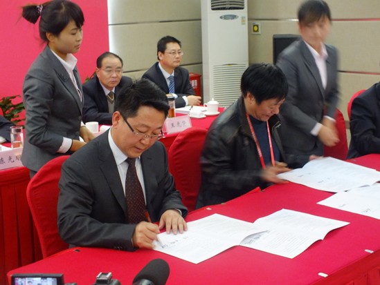 农高会上陕西陇县签订5000万元现代农业园区项目