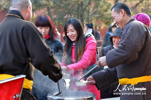 人民网记者图片:北京雍和宫：民众百米长队争喝腊八粥