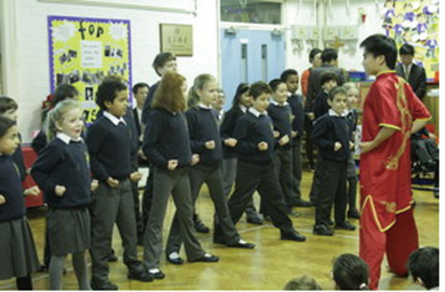 驻英使馆阳光学校校长胡平华走访英当地小学