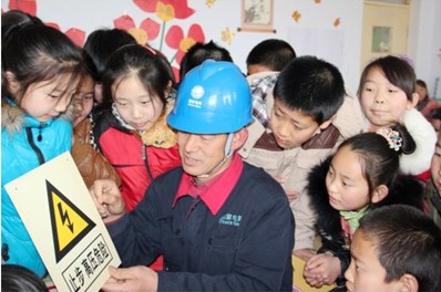 国网平泉县供电公司开学第一天安全宣传进课堂