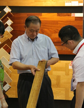 大亚集团董事长陈兴康指导圣象三层实木工作发展