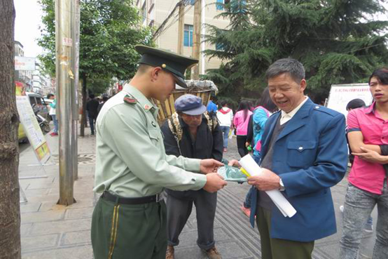 火灾群众图片:镇雄消防走街串巷普及消防知识