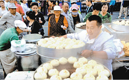 黑河市习俗图片:图片报道:“贴秋膘”