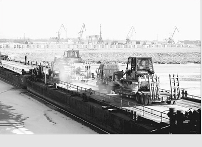 黑河—布市中俄口岸货运浮箱固冰通道开通