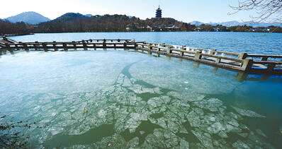 西湖水域图片:寒潮发力西湖结冰