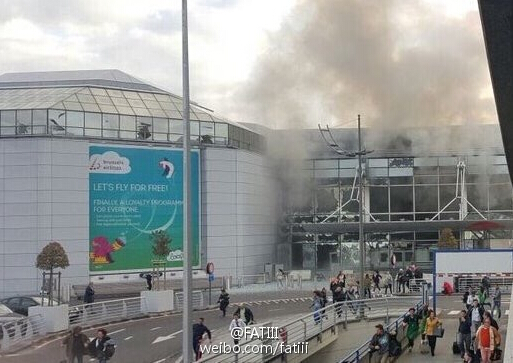 比利时机场发生两次爆炸玻璃震碎浓烟弥漫（图）