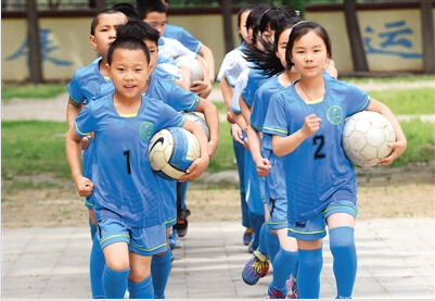 香河县小学图片:足球少年训练忙