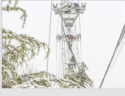 江苏丰县电力施工人员冒雪架线
