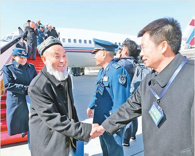 政协委员全国图片:来自新疆的全国政协委员抵达北京