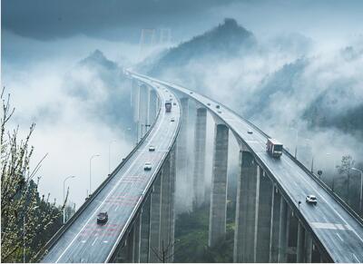 云雾土家族图片:云雾缭绕悬索桥