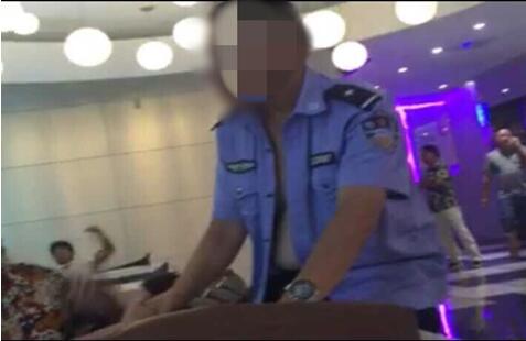 湖南新化一保安经理在娱乐场所穿协警服配警衔被拘