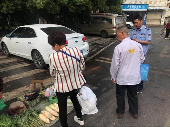 义乌执法整治闹市路口占道菜摊