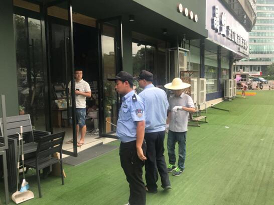 义乌执法整治店铺超门窗经营行为