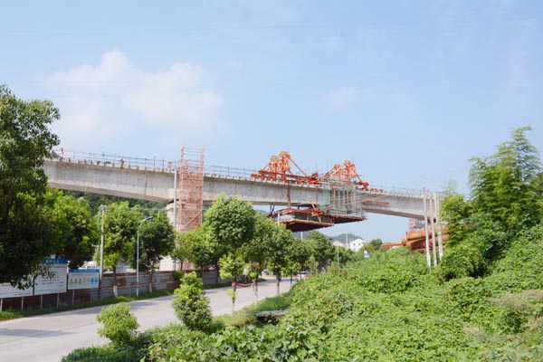 金台铁路项目跨盈度公路大桥首座连续梁顺利合龙